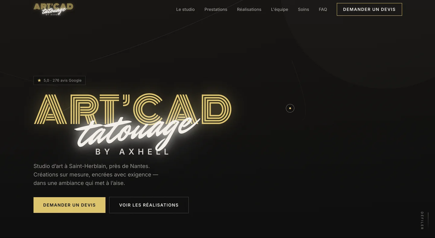 Accueil du site Art'Cad Tatouage sur ordinateur : le logo néon doré « Art'Cad tatouage by Axhell » sur fond noir, la note de 5,0 sur 276 avis Google, et les boutons Demander un devis et Voir les réalisations.
